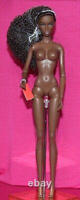In This Skin Nude 12.5 Zuri Okoty Meteor The Launch Box Stand Hands IT LE 525