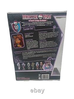 Monster High Clawdeen Wolf School's Out 2010 V7990 Daughter of the Werewolf NIB